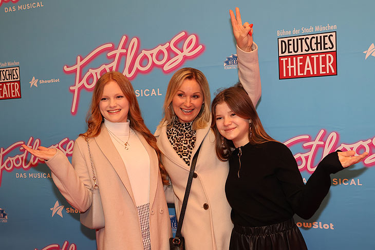 Moderatorin Eva Grünbauer mit ihren Töchtern bei der Premiere am 06.03.2024 im Deutschen Theater: "Footloose - the musical" - Die Kult-Show - (©Foto: Martin Schmitz)